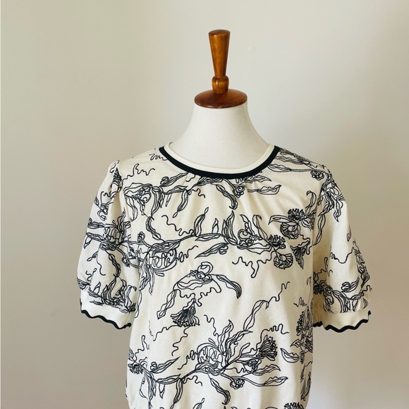 VOY Tops - Elegant Black and White Floral Blouse